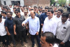 उपमुख्यमंत्री तथा जिल्ह्याचे पालकमंत्री अजित पवार यांनी केली नुकसानग्रस्त भागाची पाहणी