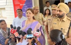 आम्ही स्वतः हुन सुमोटो तक्रार दाखल केली, महिला आयोगावर टीका करणे अयोग्य- रूपाली चाकणकर