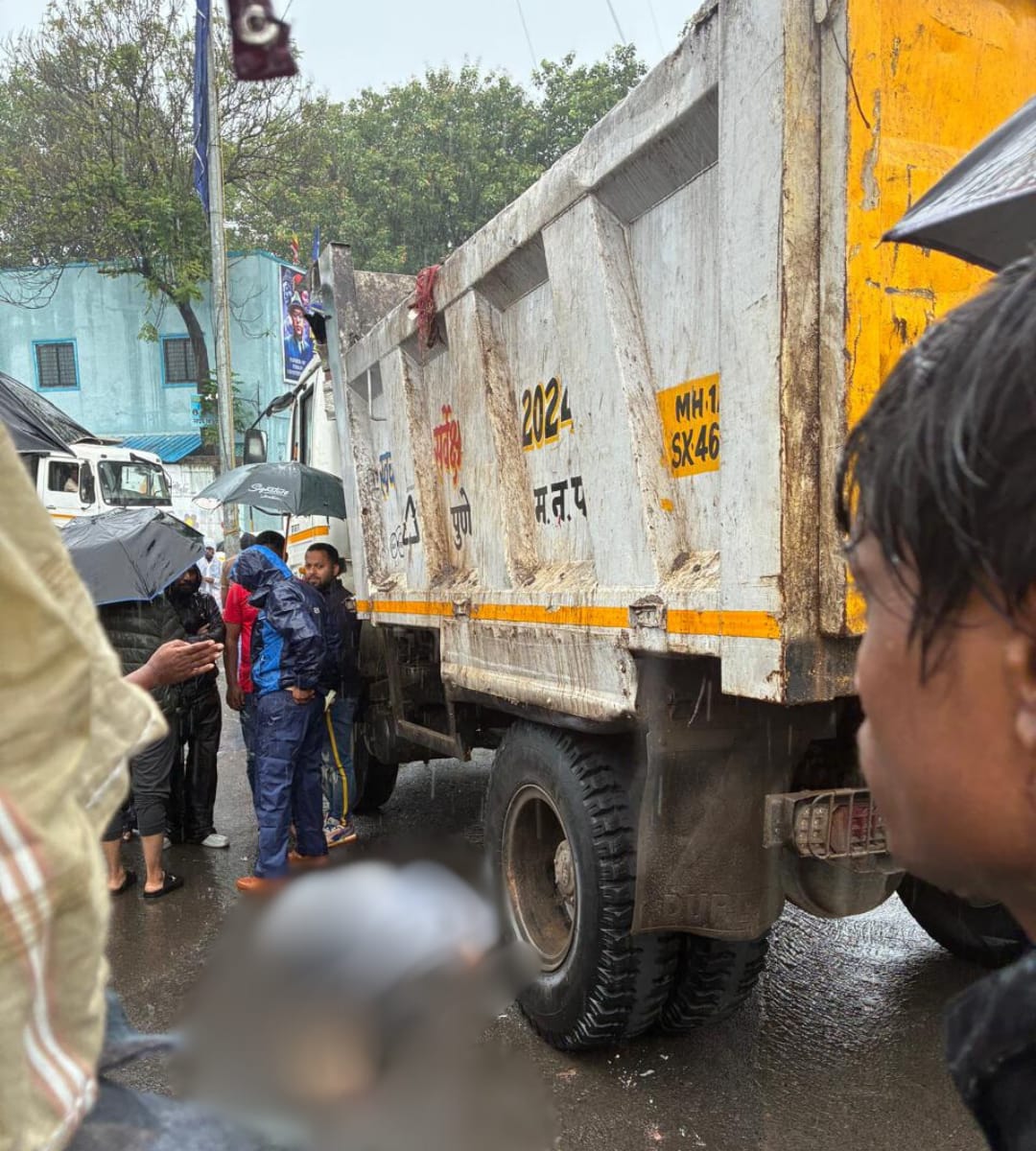 लोहगावमध्ये डंपर चालकान; दुचाकीस्वार तरुणीला चिरडले