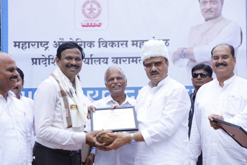 शासकीय संस्थांकरिता पाण्याच्या टाक्यांचे वितरण