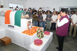 ज्येष्ठ शास्त्रज्ञ डॉ. जयंत नारळीकर यांच्या पार्थिवाचे मुख्यमंत्री देवेंद्र फडणवीस यांच्याकडून अंत्यदर्शन