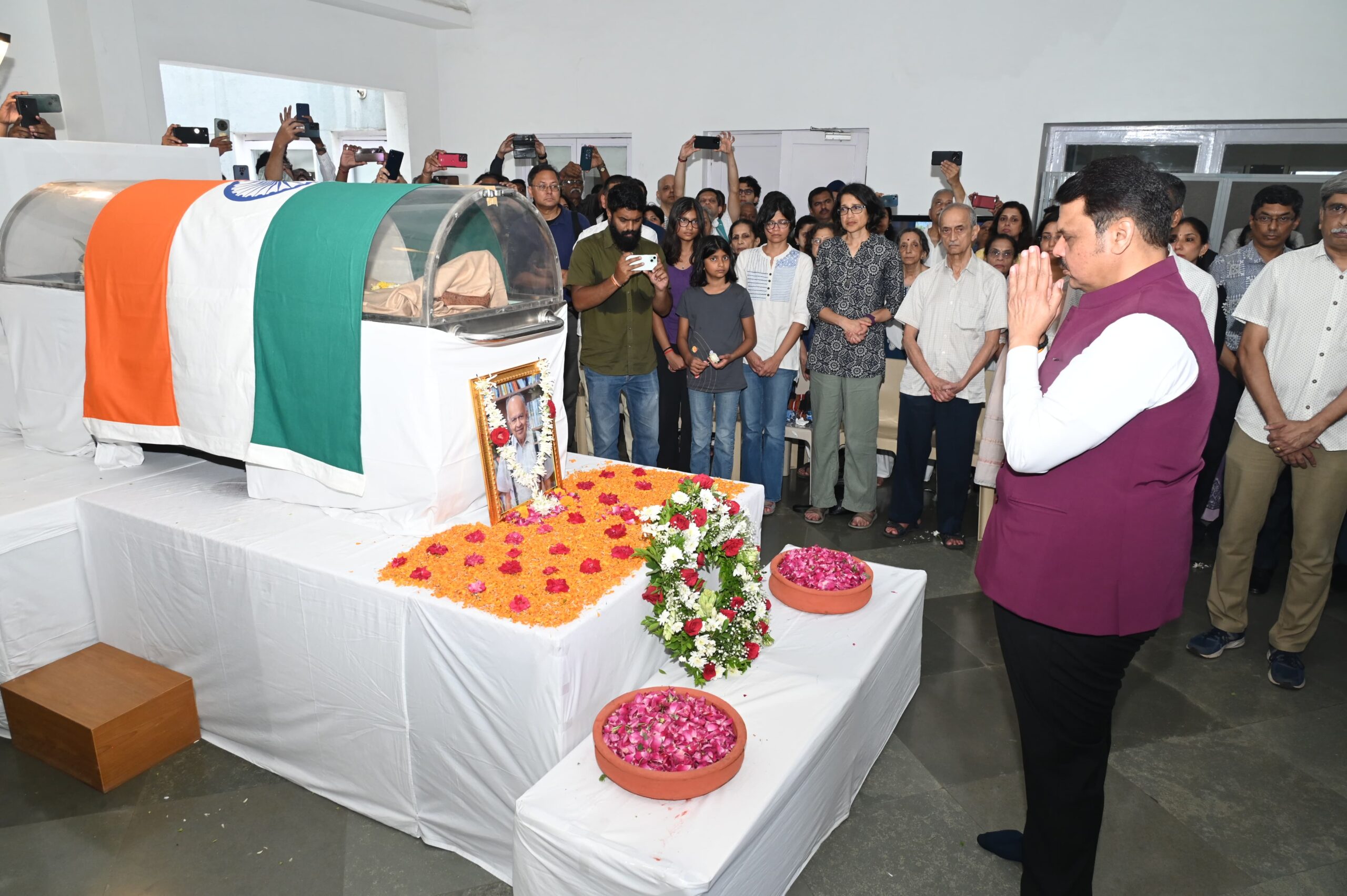ज्येष्ठ शास्त्रज्ञ डॉ. जयंत नारळीकर यांच्या पार्थिवाचे मुख्यमंत्री देवेंद्र फडणवीस यांच्याकडून अंत्यदर्शन