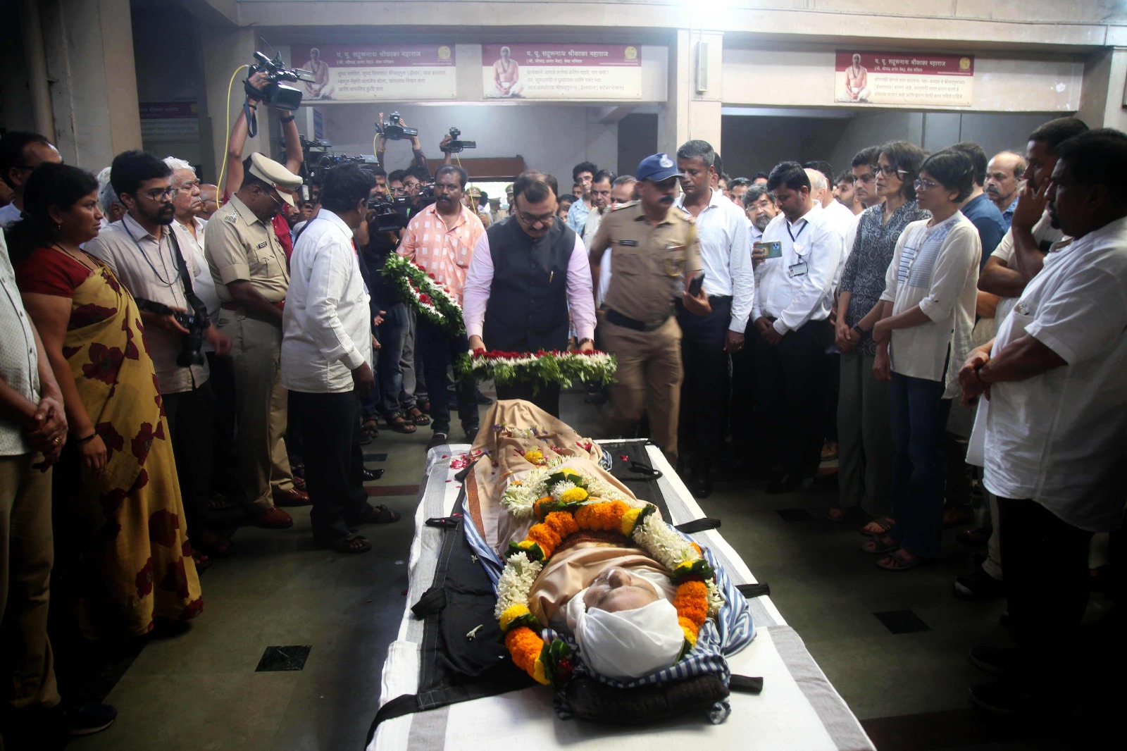 Senior astronomer Dr. Jayant Narlikar cremated with state honours