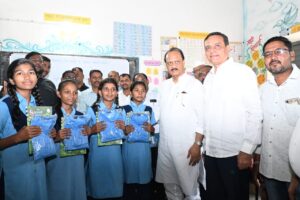 शाळेच्या पहिल्या दिवशी उपमुख्यमंत्री अजित पवार यांनी केले विद्यार्थ्यांचे स्वागत
