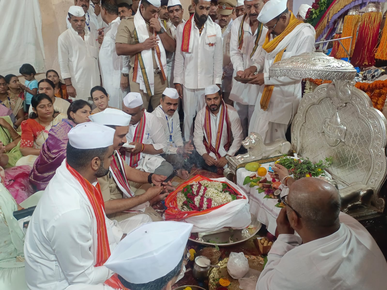 जिल्हाधिकाऱ्यांच्या हस्ते श्री संत तुकाराम महाराजांच्या पादुकांची शासकीय महापूजा