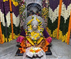 आळंदी मंदिरात एकादशी दिनी भाविकांची गर्दी; पुष्प सजावट लक्षवेधी
