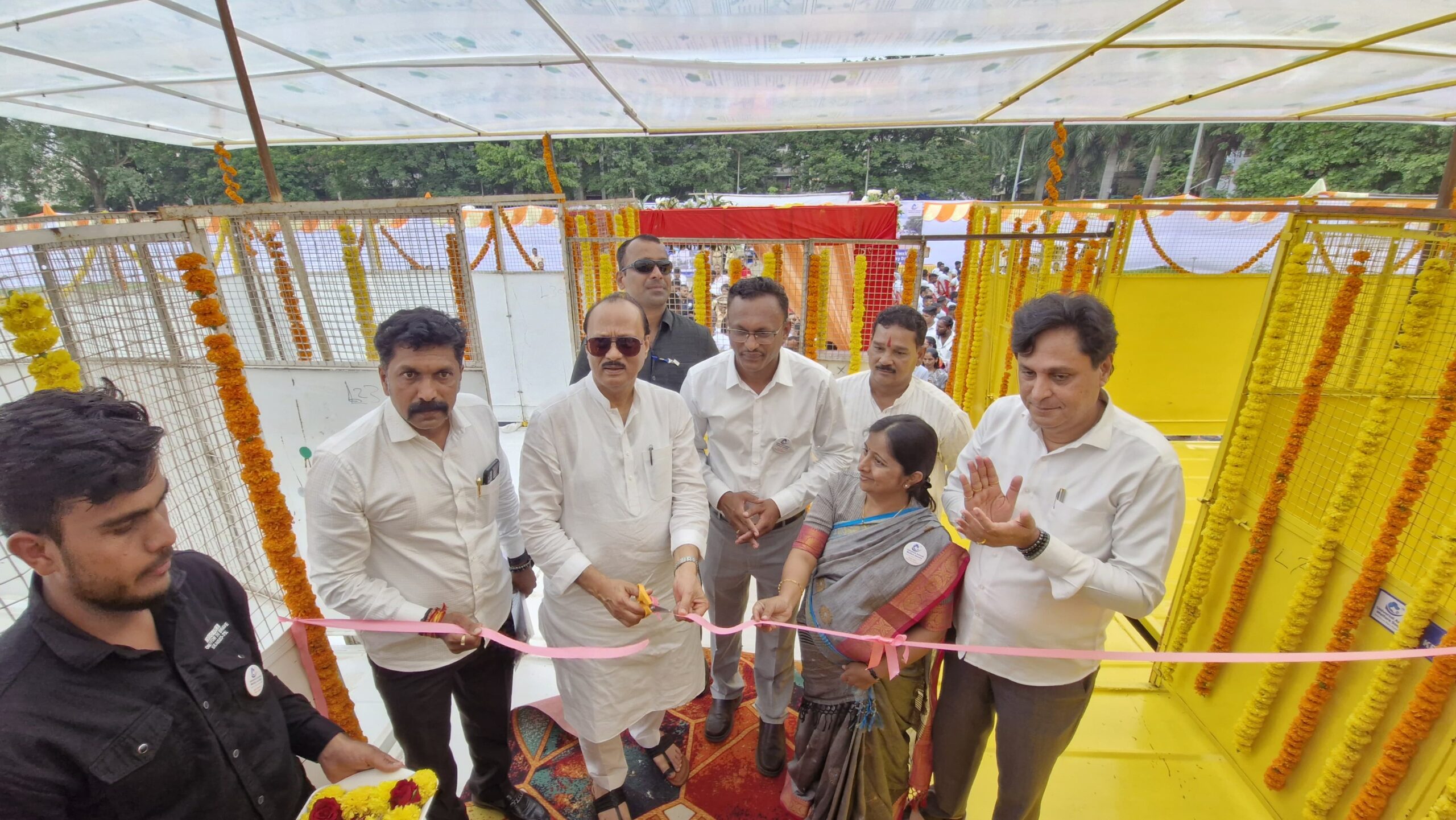 उपमुख्यमंत्री अजित पवार यांच्याहस्ते देशातील पहिल्या फिरत्या पशुवैद्यकीय दवाखान्याचा शुभारंभ