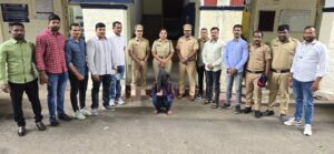 स्पोर्टस बाईकवरून सोनसाखळी हिसकावणार्‍या सराईताला बेड्या ८ जबरी चोरीचे गुन्हे उघडकीस, रांजणगावसह एलसीबी पथकाची कामगिरी पुणे- पाण्याची बाटली विकत घेण्याच्या बहाण्याने महिलांच्या गळयातील मंगळसुत्र हिसकावून नेणार्‍या अट्टल चोरट्याला पुणे ग्रामीण पोलिसांच्या रांजणगाव पोलिसांसह स्थानिक गुन्हे शाखेने अटक केली आहे. त्याच्याकडून ८ जबरी चोरीचे गुन्हे उघडकीस आणून, तब्बल १० लाख १० हजारांचा ऐवज जप्त करण्यात आला आहे. मारुती ऊर्फ गोविंद रामनाथ आंधळे (वय ३८ रा लिंबोडी पोस्ट देवीनिमगाव ता आष्टी जि बीड) असे अटक केलेल्याचे नाव आहे. त्याचा साथीदार शरद बापु पवार (रा लोणी सय्यदमीर ता आष्टी) पसार आहे. याप्रकरणी वंदना रोहिदास शेटे (वय ३३ रा. पिंपरी दुमाला ता शिरुर पुणे) यांनी फिर्याद दाखल केली आहे. पोलिसांनी दिलेल्या माहितीनुसार, तक्रारदार वंदना शेटे २५ मार्चला रांजणगाव गणपती चौकातील धनगरवाडा स्नॅक्स सेंटरमध्ये होत्या. त्यावेळी दुचाकीवर आलेल्या दोघाजणांनी पाण्याची बाटली खरेदीच्या बहाण्याने वंदनाला ५० रूपये दिले. त्यानंतर उर्वरित पैसे देत असताना आरोपींनी महिलेच्या गळ्यातील ११ गॅम वजनाचे सोन्याचे मिनी गंठण हिसकावून नेले. याप्रकरणी रांजणगाव पोलीस ठाण्यात गुन्हा दाखल केला होता. गुन्हयांचा तपास स्थानिक गुन्हे शाखा तसेच रांजणगाव पोलीस करीत होते. घटनास्थळांवरील सी सी टि व्हि फुटेज तपासुन चोरटयांनी गुन्हा करताना स्पोर्टबाईक वापरली होती. दरम्यानच्या काळात शिरुर, शिक्रापुर, चाकण, आळंदीसह अहिल्यानगर जिल्हयातील कर्जत पोलीस ठाण्याच्या हद्दीत अशाच पद्धतीने गुन्हे झाले होते. परिसरातील मार्गावर १० दिवसांपासुन स्थानिक गुन्हे शाखा व रांजणगाव पोलीसांनी संयुक्तरीत्या सापळे रचले. परंतु आरोपी हे वारंवार चकवा देत होते. घटनास्थळापासुन ते बीड जिल्हयापर्यत सुमारे ३०० ते ३५० कॅमेरे तपासले. संबंधित गुन्हा मारुती ऊर्फ गोविंद आंधळे आणि शरद बापु पवार यांनी केल्याचे स्पष्ट झाले. आरोपी आंधळे हा अहिल्यानगर ते शिरूरला स्पोर्टस बाईकवरुन येणार असल्याची माहिती अमंलदार उमेश कुतवळ यांना मिळाली त्यानुसार पोलिसांनी शिरुर हददीत सतरा कमान पुलाच्या अलीकडे सापळा रचून आरोपीला ताब्यात घेतले. चौकशीत त्याने गुन्ह्याची कबुली दिली असून, त्याच्या साथीदाराचा पोलीस शोध घेत आहेत.पोलीस अधीक्षक संदीप सिंह गिल्ल, अपर पोलीस अधीक्षक रमेश चोपडे, उपविभागीय पोलीस अधिकारी प्रशांत ढोले, पोलीस निरीक्षक महादेव वाघमोडे, एपीआय दत्ताजीराव मोहिते, एपीआय कुलदिप संकपाळ, तुषार पंदारे, जनार्दन शेळके, संजु जाधव, योगेश नागरगोजे, सागर धुमाळ, थोरात, दत्ता शिंदे, उमेश कुतवळ, योगेश गुंड, संतोष सांळुखे, खरबस, साळवे यांनी केली. *८ गुन्हे उघडकीस, १० तोळे सोने जप्त* स्पोर्टस बाईकवरून प्रवास करीत आरोपींनी शिरुर, शिक्रापुर व पिंपरी चिंचवड आयुक्तालयातील चाकण, आळंदी देवाची, अहिल्यानगर जिल्हयातील कर्जत परिसरात गुन्हा केल्याचे उघडकीस आले आहे. त्याच्याकडून गुन्हयात वापरलेली दुचाकी, ८ गुन्हयातील १० तोळे २०० मिली गॅम वजनाचे सोन्याचे दागिने असा १० लाख १० हजारांचा ऐवज जप्त केला आहे.