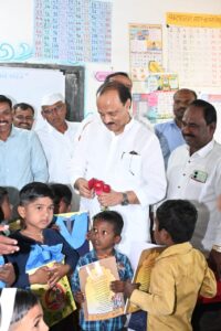 शाळेच्या पहिल्या दिवशी उपमुख्यमंत्री अजित पवार यांनी केले विद्यार्थ्यांचे स्वागत