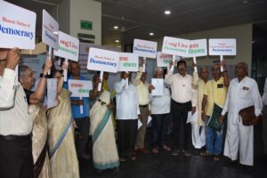 आणीबाणी लागू झाल्याच्या घटनेला 50 वर्षपूर्ण झाल्याबद्दल; आयोजित प्रदर्शनाचे जिल्हाधिकाऱ्यांच्या हस्ते उद्घाटन
