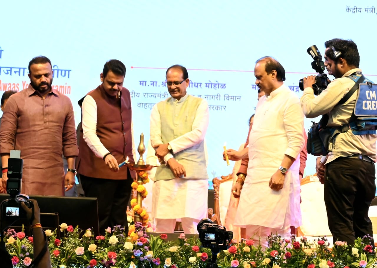 मुख्यमंत्री आणि केंद्रीय कृषी मंत्री यांच्या हस्ते महाआवास अभियान अंतर्गत पुरस्कारांचे वितरण