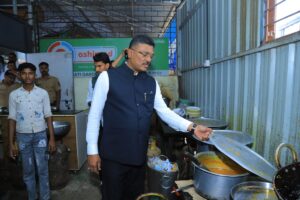 परिवहन मंत्रांची महामार्गावरील हॉटेल थांब्यांना अचानक भेट