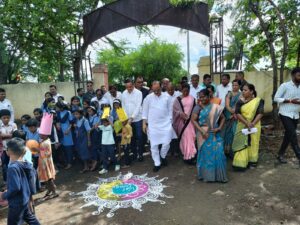 शाळेच्या पहिल्या दिवशी उपमुख्यमंत्री अजित पवार यांनी केले विद्यार्थ्यांचे स्वागत