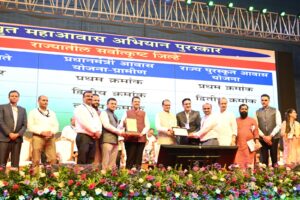 मुख्यमंत्री आणि केंद्रीय कृषी मंत्री यांच्या हस्ते महाआवास अभियान अंतर्गत पुरस्कारांचे वितरण