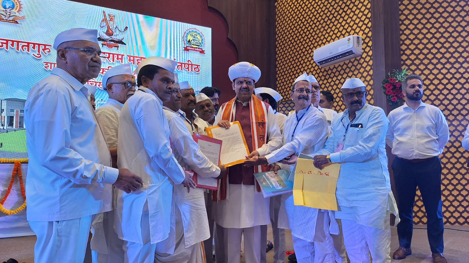 संतपीठात शिक्षण घेणारे विद्यार्थी भागवत धर्म जगभरात पोहोचवतील-मुख्यमंत्री देवेंद्र फडणवीस