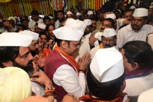 मुख्यमंत्री देवेंद्र फडणवीस यांनी घेतले संत तुकाराम महाराजांच्या पादुकांचे दर्शन