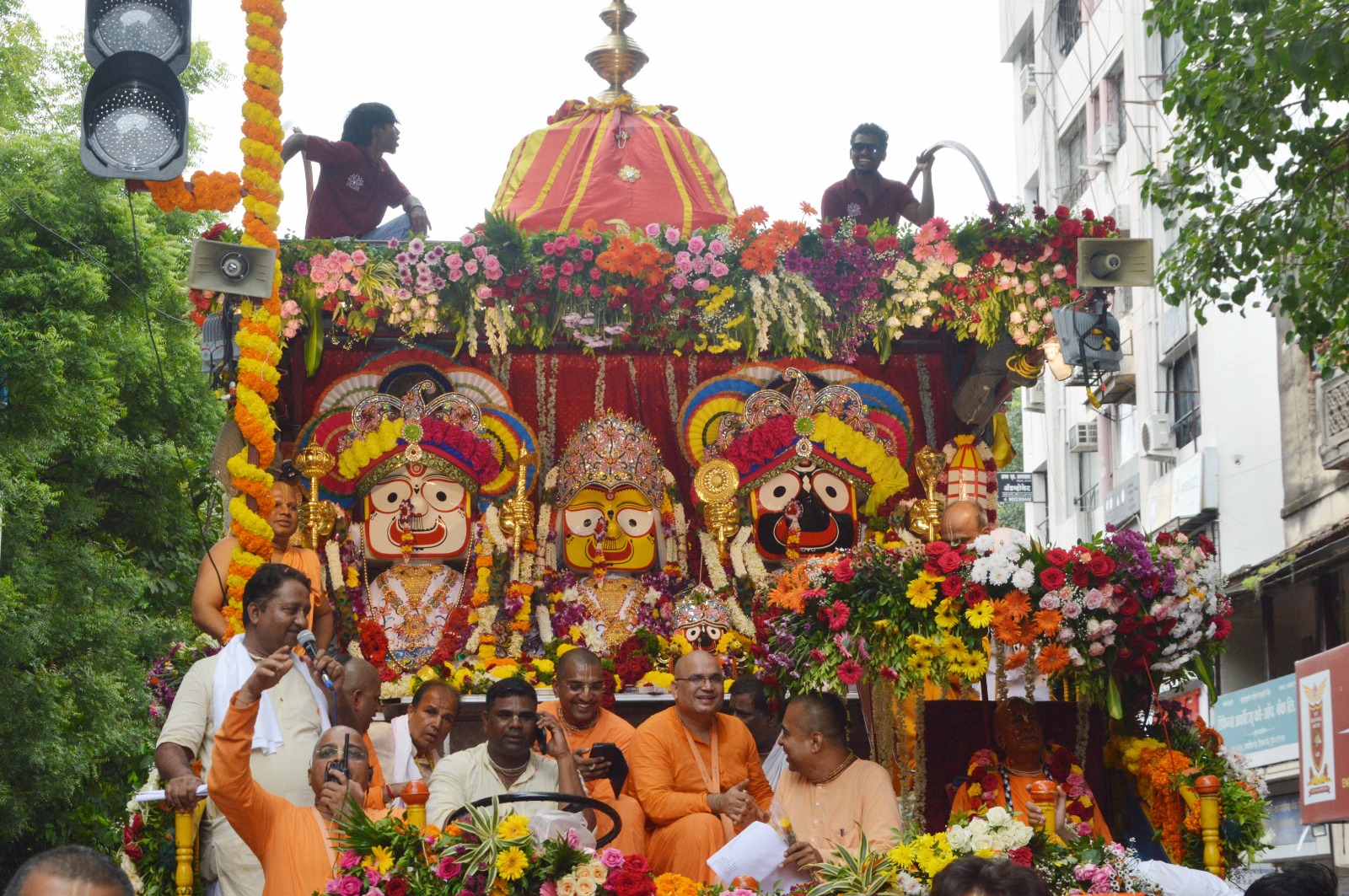 हरे राम हरे कृष्ण..जयघोषात पुण्यात श्री श्री जगन्नाथ रथयात्रा