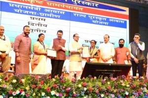 मुख्यमंत्री आणि केंद्रीय कृषी मंत्री यांच्या हस्ते महाआवास अभियान अंतर्गत पुरस्कारांचे वितरण