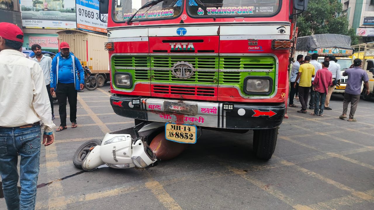 ट्रकचालकाने दुचाकीस्वार महिलेला चिरडले, एकजण जखमी