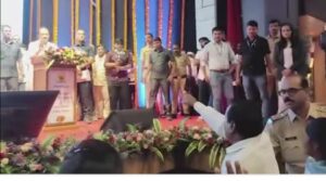 प्रहारच्या कार्यकर्त्यांनी उपमुख्यमंत्री अजित पवार यांचे भाषण रोखले
