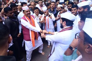 मुख्यमंत्री देवेंद्र फडणवीस यांनी घेतले संत तुकाराम महाराजांच्या पादुकांचे दर्शन
