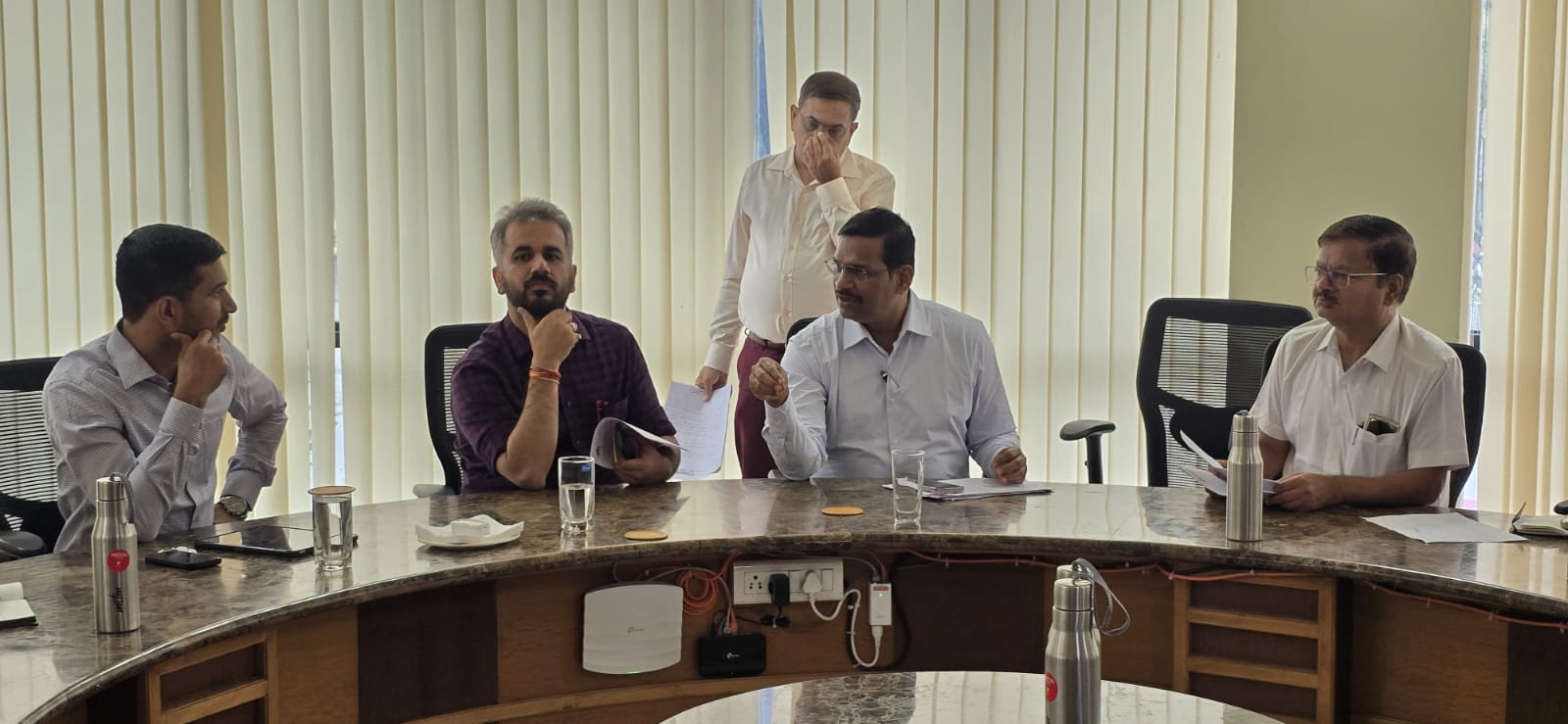 विविध नागरी समस्यांवर आमदार शंकर जगताप व आयुक्त शेखर सिंह यांच्या उपस्थितीत महत्त्वपूर्ण बैठक