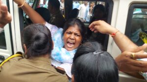 प्रहारच्या कार्यकर्त्यांनी उपमुख्यमंत्री अजित पवार यांचे भाषण रोखले