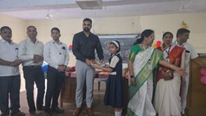 शाळेच्या पहिल्या दिवशी जिल्हाधिकाऱ्यांनी केले विद्यार्थ्यांचे स्वागत