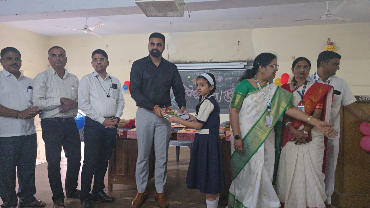 शाळेच्या पहिल्या दिवशी जिल्हाधिकाऱ्यांनी केले विद्यार्थ्यांचे स्वागत