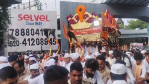 तुका म्हणे नाही आणिक सोइरे, तुजविण दुसरे पांडुरंगा