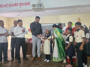 शाळेच्या पहिल्या दिवशी जिल्हाधिकाऱ्यांनी केले विद्यार्थ्यांचे स्वागत