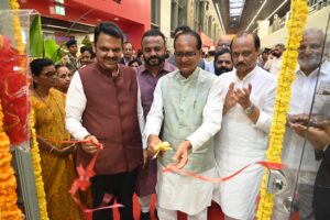 मुख्यमंत्री देवेंद्र फडणवीस यांच्या उपस्थितीत पुणे विमानतळ येथे 'उमेद सावित्री' दालनाचे उद्घाटन