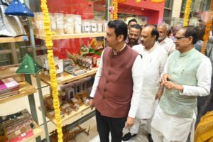 मुख्यमंत्री देवेंद्र फडणवीस यांच्या उपस्थितीत पुणे विमानतळ येथे 'उमेद सावित्री' दालनाचे उद्घाटन