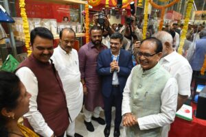 मुख्यमंत्री देवेंद्र फडणवीस यांच्या उपस्थितीत पुणे विमानतळ येथे 'उमेद सावित्री' दालनाचे उद्घाटन