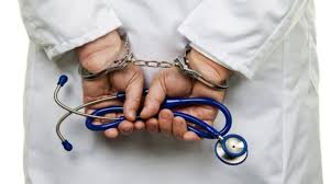 डॉक्टर महिलेशी ओळख वाढवून केली बदनामी