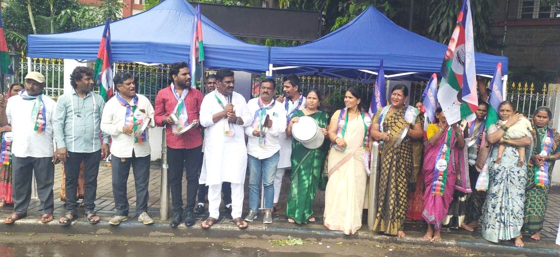 लोक जनशक्ती पार्टीचे (रामविलास) आयकर कार्यालयासमोर धरणे आंदोलन