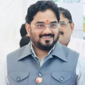 धर्मवीर गडावर संभाजी महाराजांची सृष्टी उभारावी
