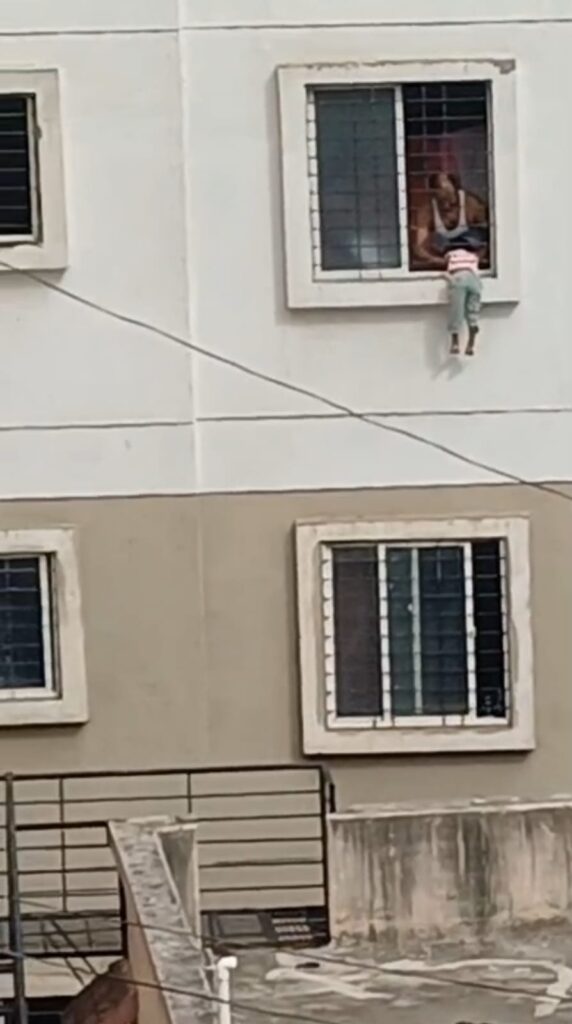 Pune : खिडकीत अडकलेल्या चिमुकलीचा अग्निशमन दलाच्या जवानाने वाचवला जीव