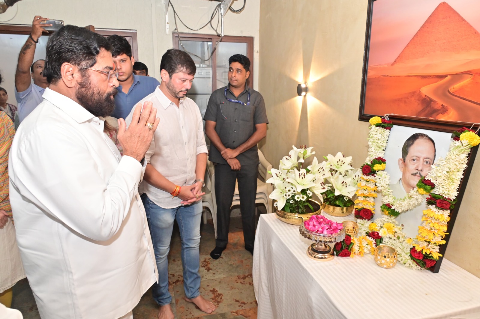 उपमुख्यमंत्री एकनाथ शिंदे यांच्याकडून टिळक कुटुंबियांचे सांत्वन