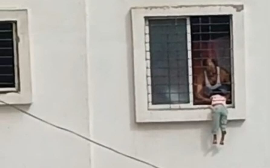 Pune : खिडकीत अडकलेल्या चिमुकलीचा अग्निशमन दलाच्या जवानाने वाचवला जीव