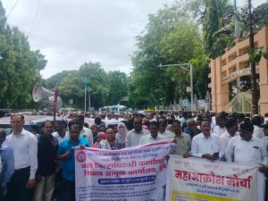पुणे जिल्हातील हजारो माध्यमिक शिक्षक- शिक्षकेतर कर्मचारी व मुख्याध्यापकांचा जिल्हाधिकारी कार्यालयावर मोर्चा