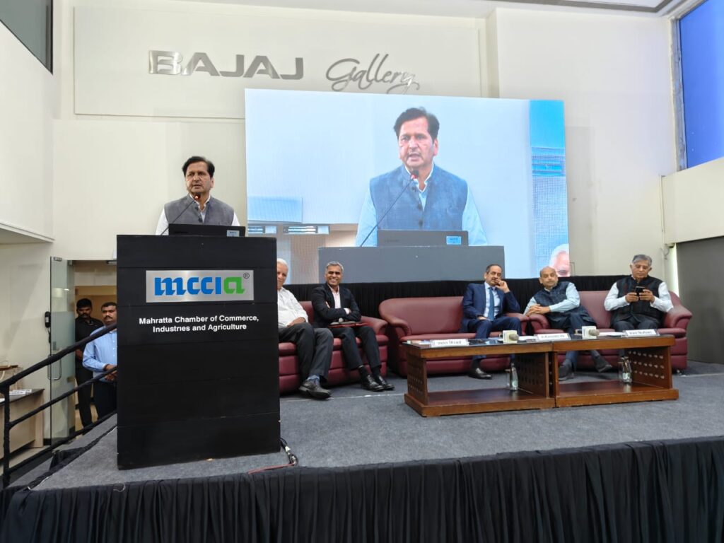 उद्योगांनी युवकांना कौशल्य प्रशिक्षणासाठी पुढे यावे - मंत्री मंगलप्रभात लोढा