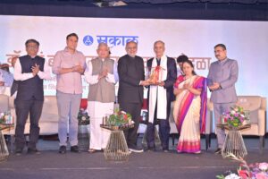 राज्यपाल सी. पी. राधाकृष्णन यांच्या हस्ते सिम्बायोसिसचे संस्थापक पद्मभूषण डॉ. शां. ब. मुजुमदार यांचा ९० व्या वाढदिवसानिमित्त सन्मान