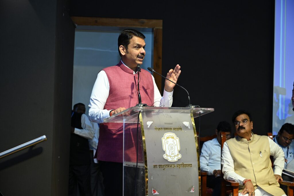 मुख्यमंत्री देवेंद्र फडणवीस यांच्या हस्ते साहित्यरत्न लोकशाहीर अण्णा भाऊ साठे यांच्या साहित्यखंडांचे प्रकाशन