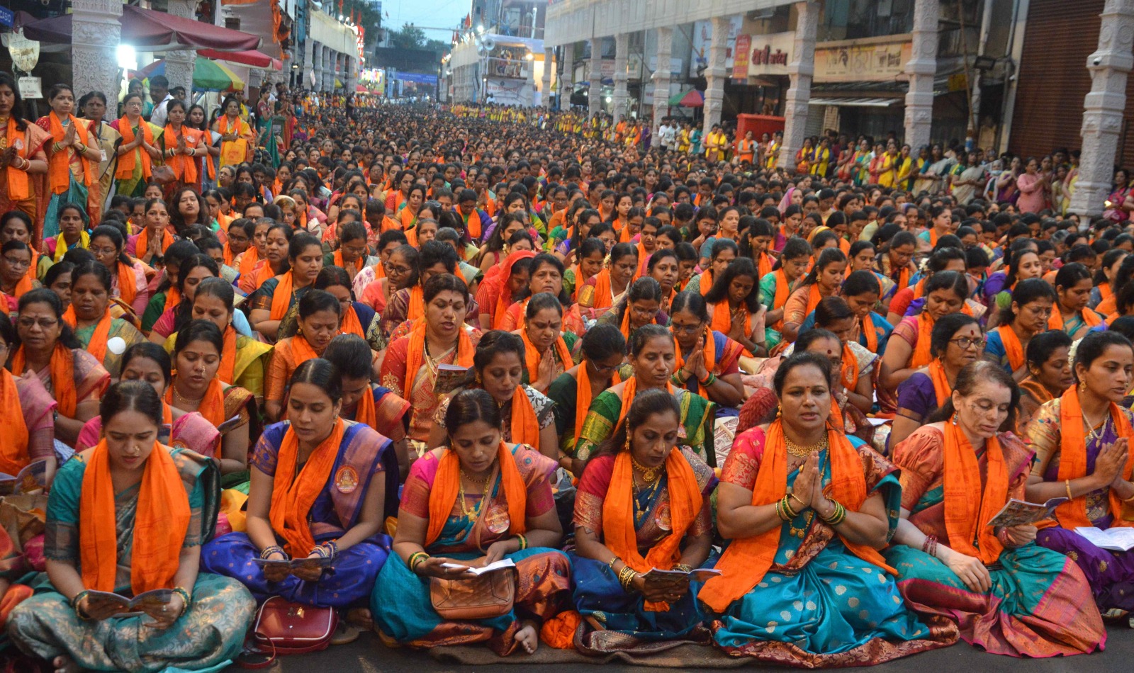 दगडूशेठ' गणपतीसमोर ३५ हजार महिलांचे अथर्वशीर्ष पठण