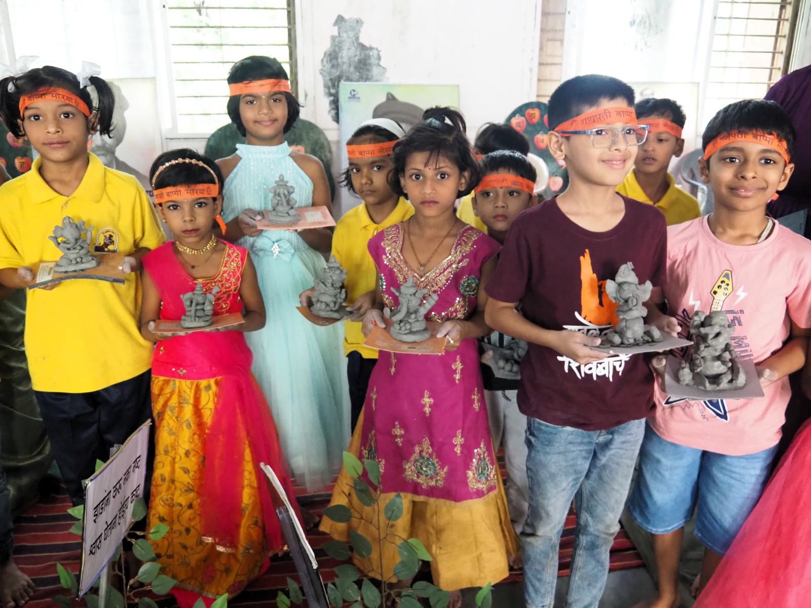 बाप्पाच्या जयघोषात विद्यार्थ्यांनी साकारल्या पर्यावरणपूरक गणेशमूर्ती
