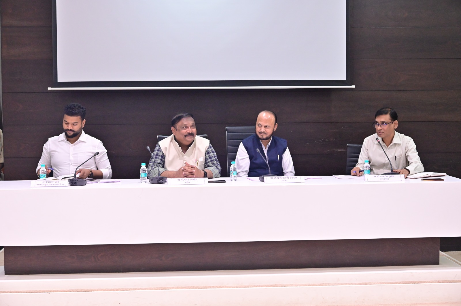 बेघर नागरिकांना हक्काची घरे उपलब्ध करुन देण्याच्या कार्यवाहीला गती द्या-आनंदराव अडसूळ