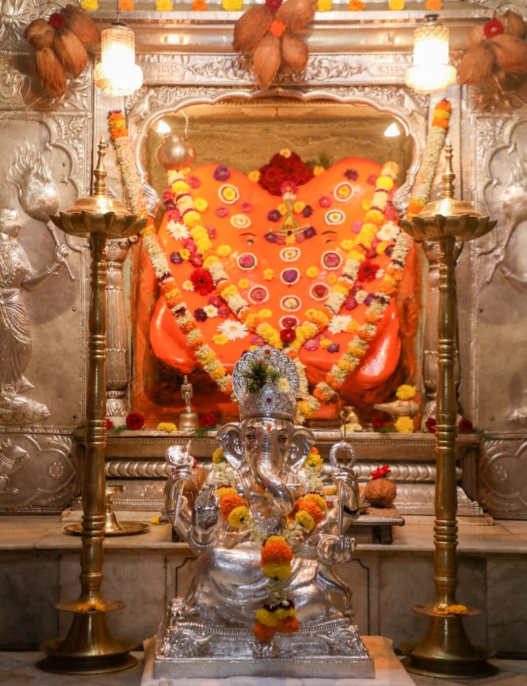 मानाच्या पहिल्या श्री कसबा गणपती च्या चांदीच्या मूर्ती ची विधिवत पूजा ग्रामदैवत श्री कसबा गणपती मंदिरामध्ये संपन्न