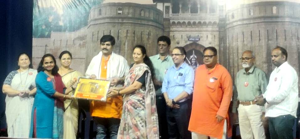 पुणे विमानतळाला पेशव्यांचे नाव देण्याची मागणी 