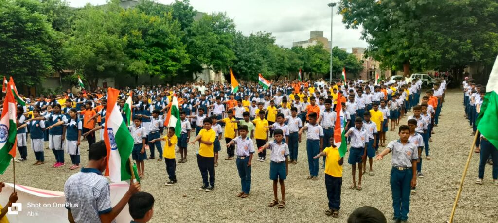 'हर घर तिरंगा' अभियानास माळेगाव बु. येथे उर्त्स्फूत प्रतिसाद-मुख्याधिकारी बालाजी लोंढे